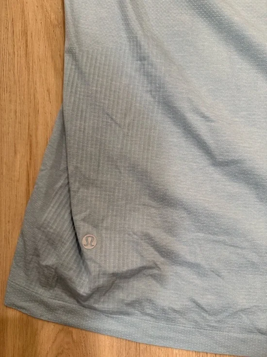 lululemon athletica Men's Light Blue Short Sleeve Performance Tee - Picture 4 of 4